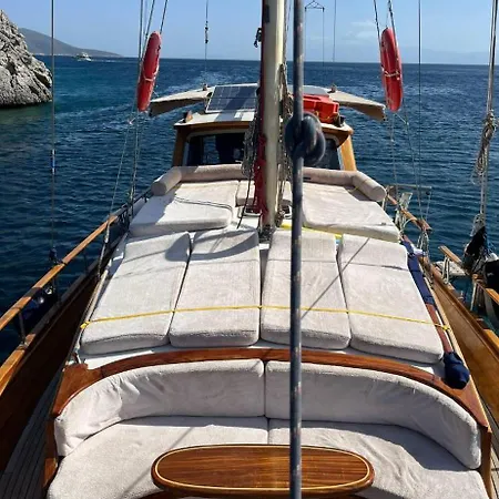Usta-k Bateau-hôtel *