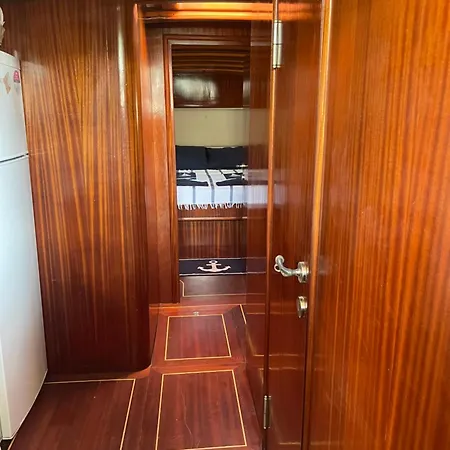 Bateau-hôtel Usta-k